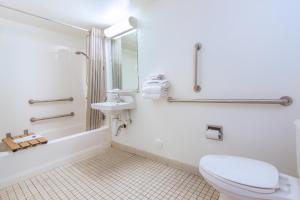凤凰城凤凰机场24街6号汽车旅馆 的白色的浴室设有卫生间和水槽。