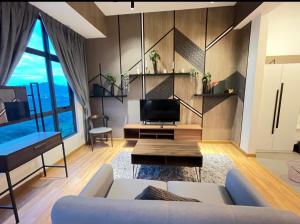 Telok BaruUmi Studio Imperium Residence的带沙发和电视的客厅