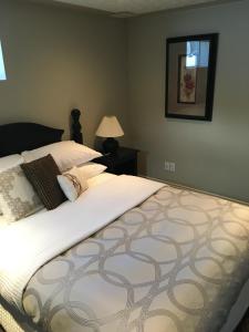贾斯珀白砖旅馆的一间卧室配有一张带白色床单的大床