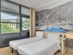 科莫B&B Hotel Como Camerlata的海港景客房 - 带两张床