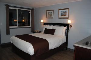 特勒斯雷斯特旅馆的一间卧室设有一张大床和一个窗户。
