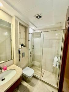 新德里GTB Florence Inn, 2min walk from Karol Bagh Metro的带淋浴、卫生间和盥洗盆的浴室