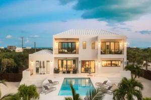 Long Bay HillsVillas private pool Long Bay Hills, Turks and Caicos Islands的一座带游泳池的大型白色房屋