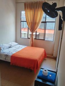 阿西斯港Hostal SAN JOSE PLAZA - TAYRONA 1的一间卧室设有一张床和一个窗口