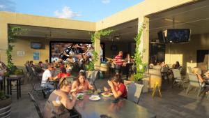 达博达博阿马罗酒店的一群坐在餐厅桌子上的人