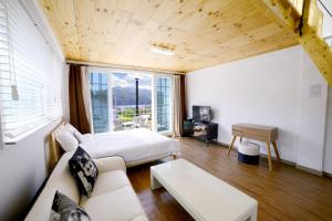 加平天马行空度假屋的客房设有床、沙发和桌子。