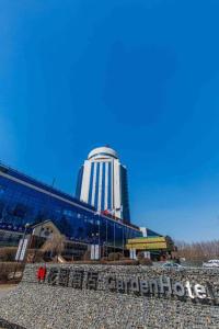 长春Changchun Garden Hotel的前面有标志的大建筑