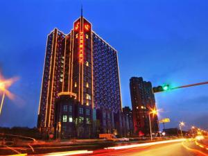 宁波Ningbo ShouNan Hotel的一座高大的建筑,旁边灯火通明