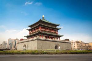 西安Jinjiang Inn Xi'An Zhonglou Metro Station Luomashi的一座建筑的上面有一座塔