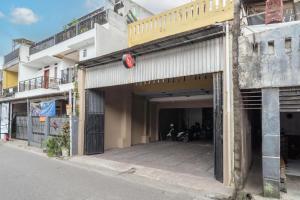 万隆OYO 93668 Buah Batu Guest House的一座建筑,里面装有摩托车车库