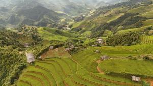 Mù Cang ChảiSee bungalow的享有山脉山谷的空中景致