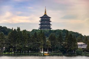 杭州Hangzhou Qiao Garden Vacation Hotel的一座建有建筑物的湖中宝塔