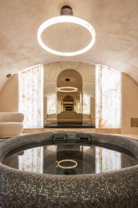 波尔多Hôtel Singulier Bordeaux - Boutique Hôtel & Spa Anne Semonin的客厅位于中间,设有大型游泳池