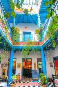 索维拉马丁布鲁酒店的建筑中带有蓝色柱子和植物的建筑