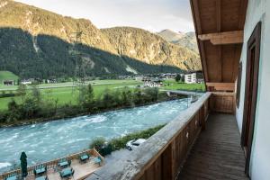 迈尔霍芬Hostel Chillertal的享有河流和山脉美景的阳台。