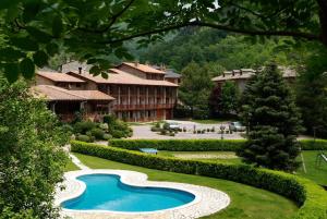 塞特卡萨斯拉科马酒店的一座带游泳池的度假村,位于一座建筑前