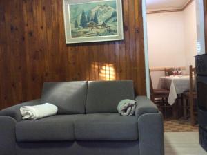 扎布利亚克Holiday Home Stevas的客厅配有灰色的沙发和桌子