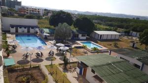 阿塔卡梅斯科斯塔帕拉伊索酒店的享有带摩托车和遮阳伞的游泳池的顶部景致
