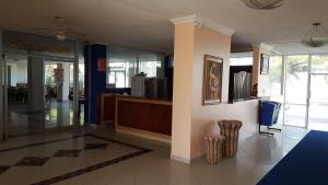 阿塔卡梅斯科斯塔帕拉伊索酒店的大堂,餐厅带柜台和椅子