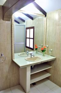 苏克雷苏克雷旅馆的浴室设有2个水槽和镜子