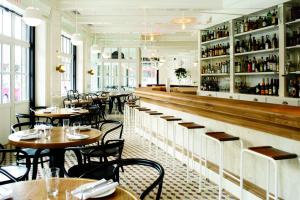 纽约纽约设计酒店的一间带桌椅的餐厅和一间酒吧