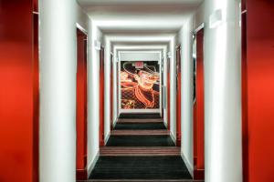 拉斯维加斯菲茨杰拉德拉斯维加斯酒店的建筑中一条有红白柱的走廊