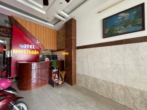 胡志明市OYO 1240 Minh Thuan Hotel的酒店大堂,墙上有标志