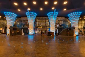 孟买Hotel Sahara Star-Mumbai Airport的建筑中一间设有蓝色柱子的大房间