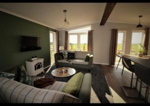 BrooklandPuddledock - luxury lodge - Romney Marsh, Kent的客厅配有沙发和桌子