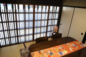京都正庵旅馆的配有桌椅和手机的房间