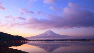 富士河口湖Asafuji温泉酒店的坐在水体顶上的山
