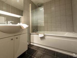 埃皮纳勒巴西力克酒店的带浴缸、水槽和浴缸的浴室
