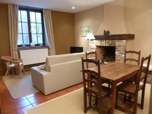 Ramillies尚特兰乡村民宿的带沙发、桌子和壁炉的客厅