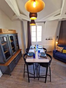 索米尔Appartement Loire et Château, Hyper Centre, vue Loire, Linge inclus, 3ème étage的客厅配有桌椅