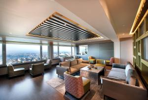 伊斯坦布尔塔克西姆马尔马拉酒店的带沙发的客厅,享有城市美景