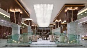 迪拜阿塔纳酒店的大堂,设有桌椅