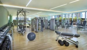 迪拜阿塔纳酒店的大楼内带跑步机和机器的健身房