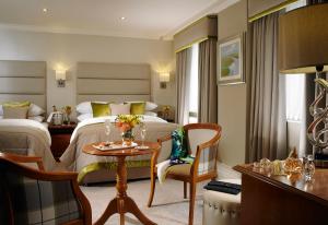 都柏林巴斯韦尔酒店的酒店客房配有一张床铺和一张桌子。