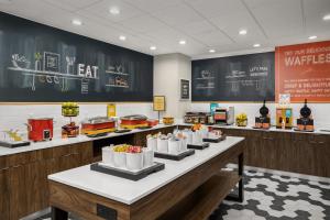 新奥尔良Hampton Inn New Orleans French Quarter Market Area的餐桌上的自助餐