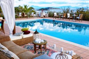 斯基亚索斯镇Vigles Sea View, Philian Hotels and Resorts的一个带椅子和桌子的海景游泳池
