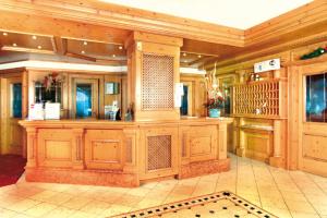 坎皮泰洛迪法萨Hotel Diamant Park的一个带木制橱柜和中央岛的大厨房