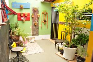 伦索伊斯Viela Hostel的一座种有植物的庭院,一座门,一座建筑
