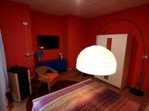 圣雷莫Andres Guest house Sanremo的一间卧室设有红色的房间,配有一张床和一盏灯
