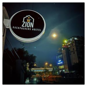 NunmātiZion Backpackers Hostel的城市里锡安后院医院的标志