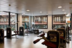 马萨纳胡特兰酒店及Spa的一间健身房,里面配有数台跑步机和机器