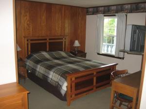 西多佛碧格瑞斯酒店的一间卧室配有一张床和一台电视