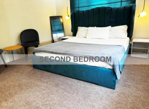 伊斯兰堡Threee Bed, Two Bed, One Bed F6 Luxury Apartments的一间卧室配有一张蓝色床头板的床