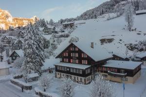 英格堡Engelberg Youth Hostel的一座大建筑,被雪覆盖在山中