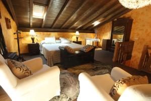 拉德拉达玛丽亚别墅旅馆的一间卧室配有一张床、一张沙发和椅子