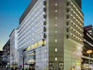 横滨普朗姆酒店的城市街道上的一个大型建筑